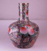 Große Nine-Peaches-Vase - China, 20.Jh., Tian Qiu Ping, Porzellan, umlaufend aufwändiger polychromer