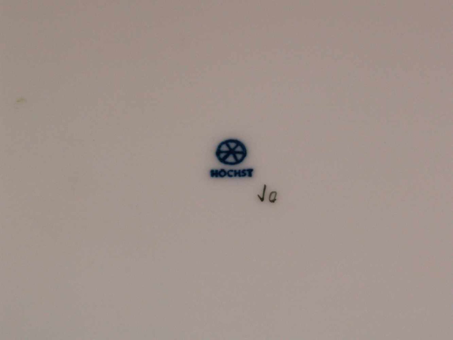 Wandteller Hoechst - blaue Radmarke mit Malerzeichen, 20.Jh., runder Teller, im Spiegel fein - Bild 3 aus 3