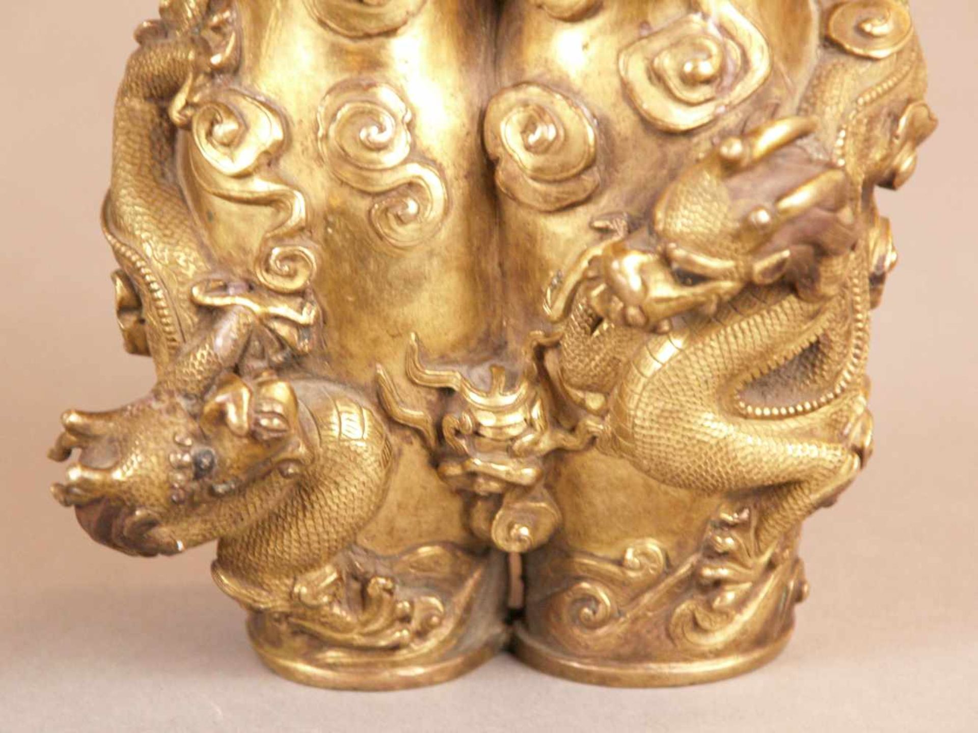 Prunkvolle Doppel-Vase - China, Qing-Dynastie, 19.Jh.,feiner Bronzeguss mit Vergoldung, zwei - Bild 6 aus 10