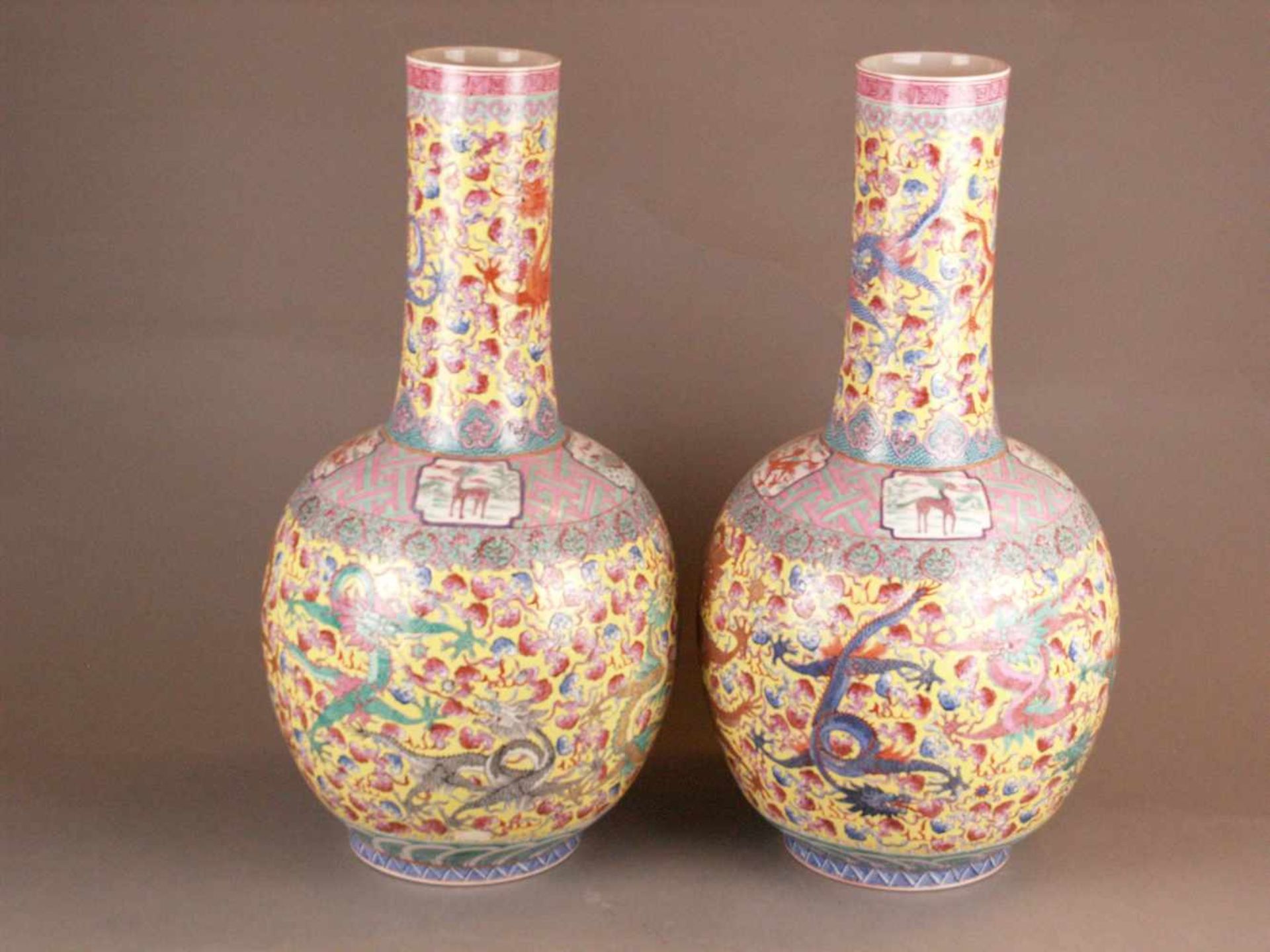 Paar Bodenvasen - China 20.Jh.,Tian qiu ping-Typus, üppiger Dekor in polychromen Emailfarben, auf