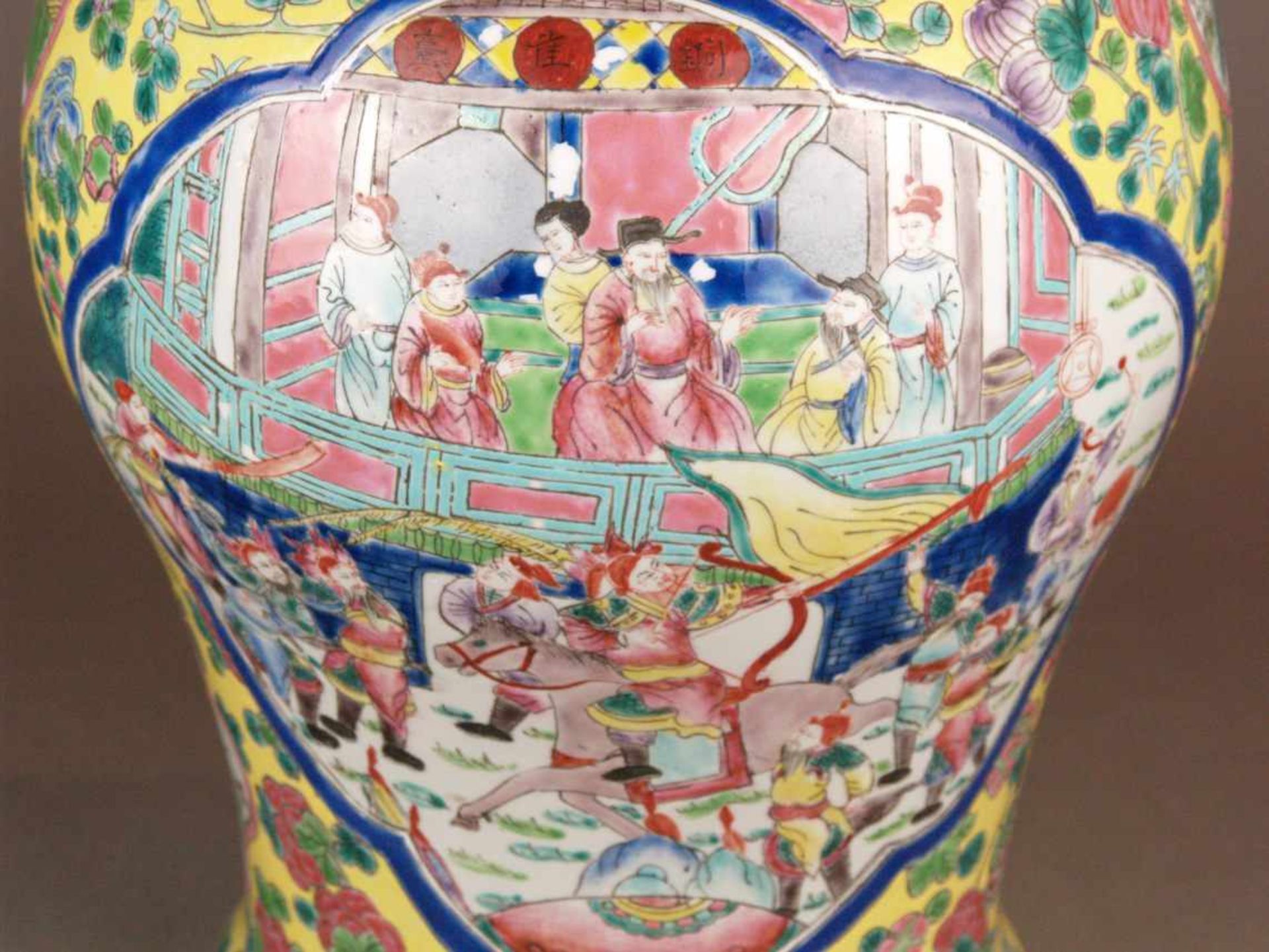 Deckelvase - China, dickwandiges Porzellan, leicht gebauchte Balusterform mit eingezogenem Hals, - Bild 12 aus 17