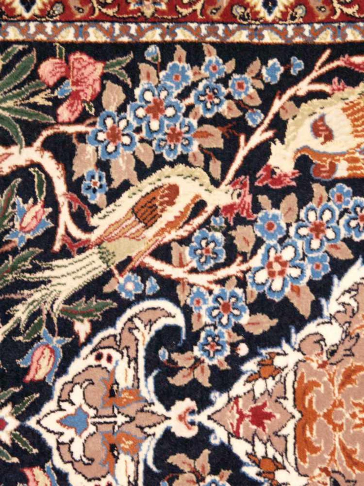 Orientteppich - Wolle und Seide, blaugrundig, zentrale florale Kartusche, gerahmt von Vögeln, - Bild 10 aus 11