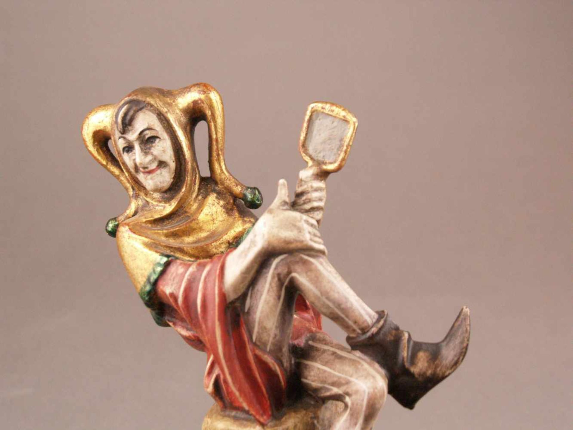 Bisenberger, Rudolf (20. Jh.) - Holzfigur Till Eulenspiegel, Holz, geschnitzt, farbig und gold - Image 4 of 7