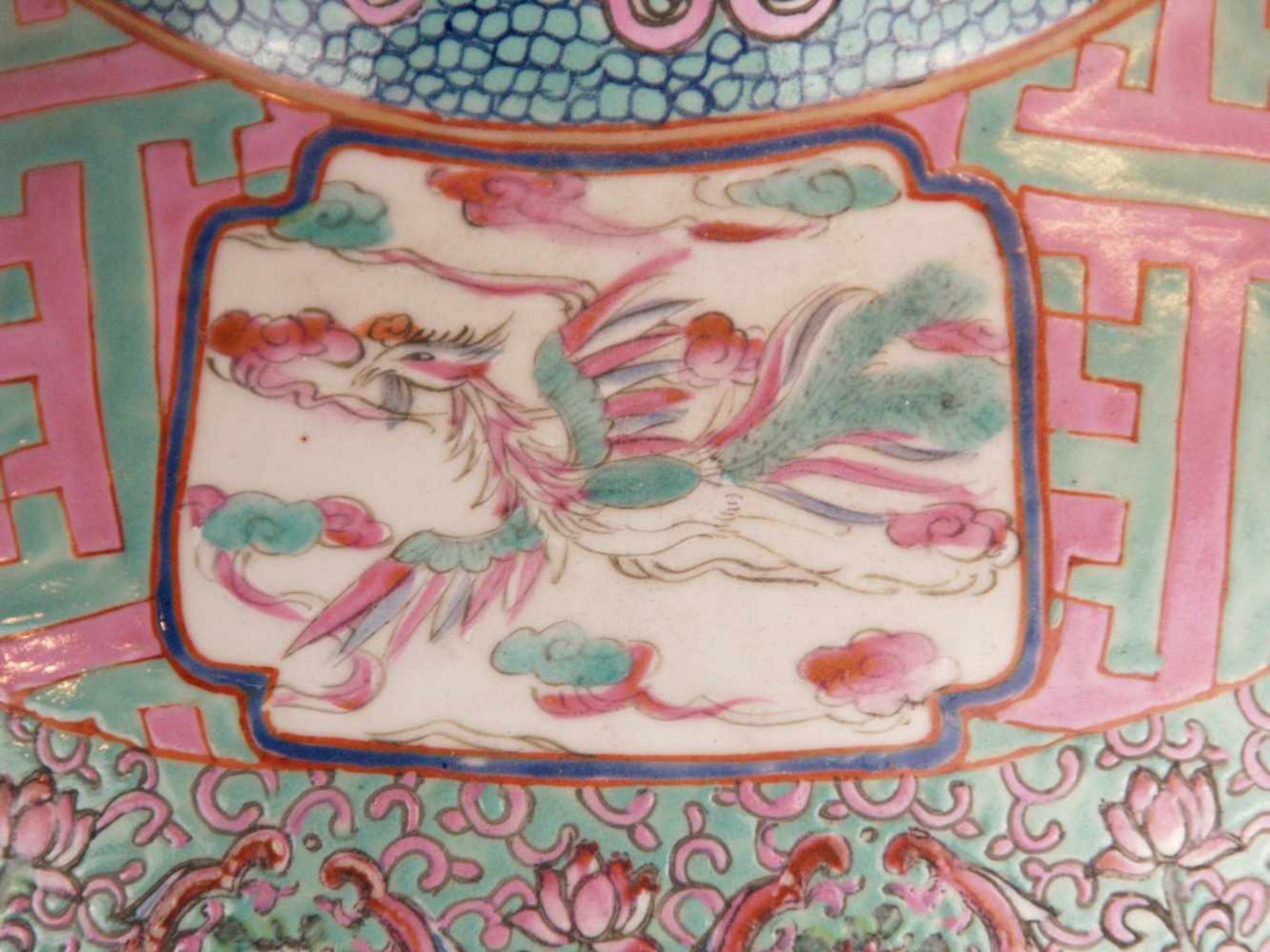 Paar Bodenvasen - China 20.Jh.,Tian qiu ping-Typus, üppiger Dekor in polychromen Emailfarben, auf - Bild 6 aus 15