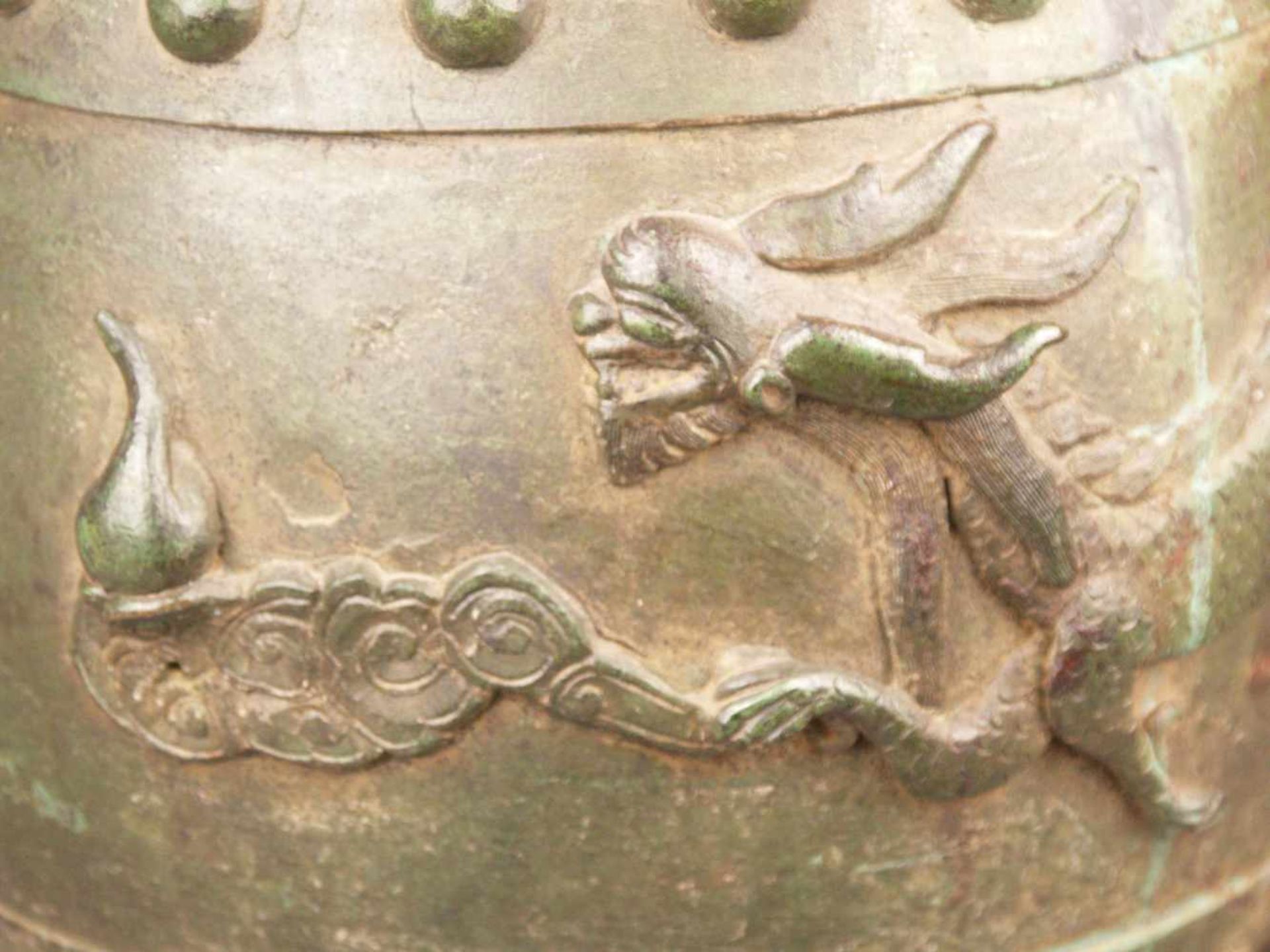 Bronzeglocke - Nordchina, 17.Jh., Bronze grün patiniert, Zylinderform mit runder Öffnung, - Bild 8 aus 10
