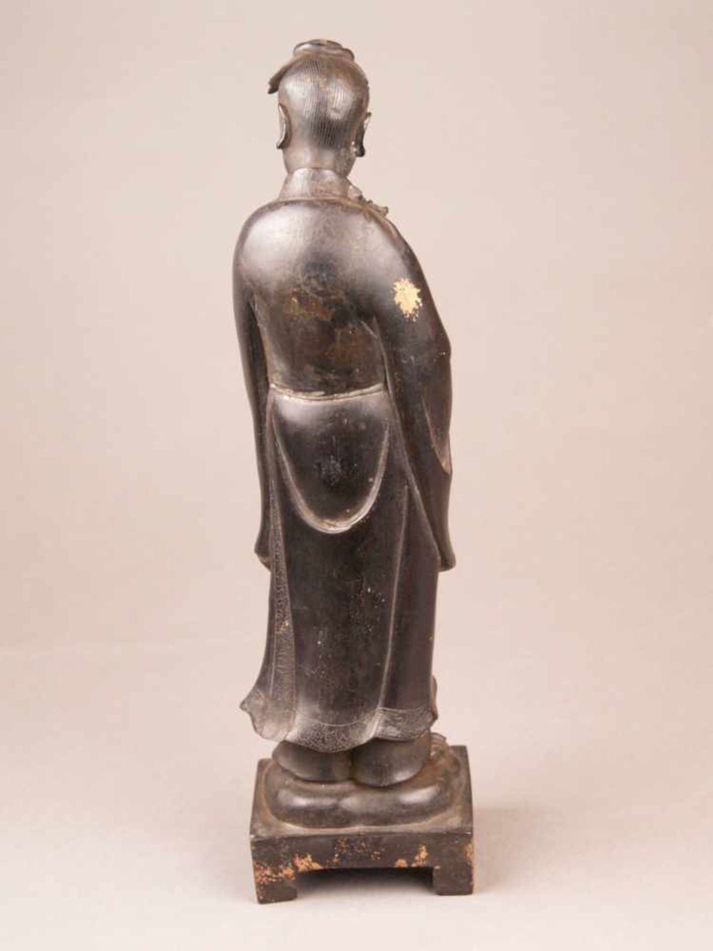 Bronzefigur - China, Bronze mit bräunlicher Patina und wenigen Goldlackresten, Stehende Dame mit - Bild 3 aus 10