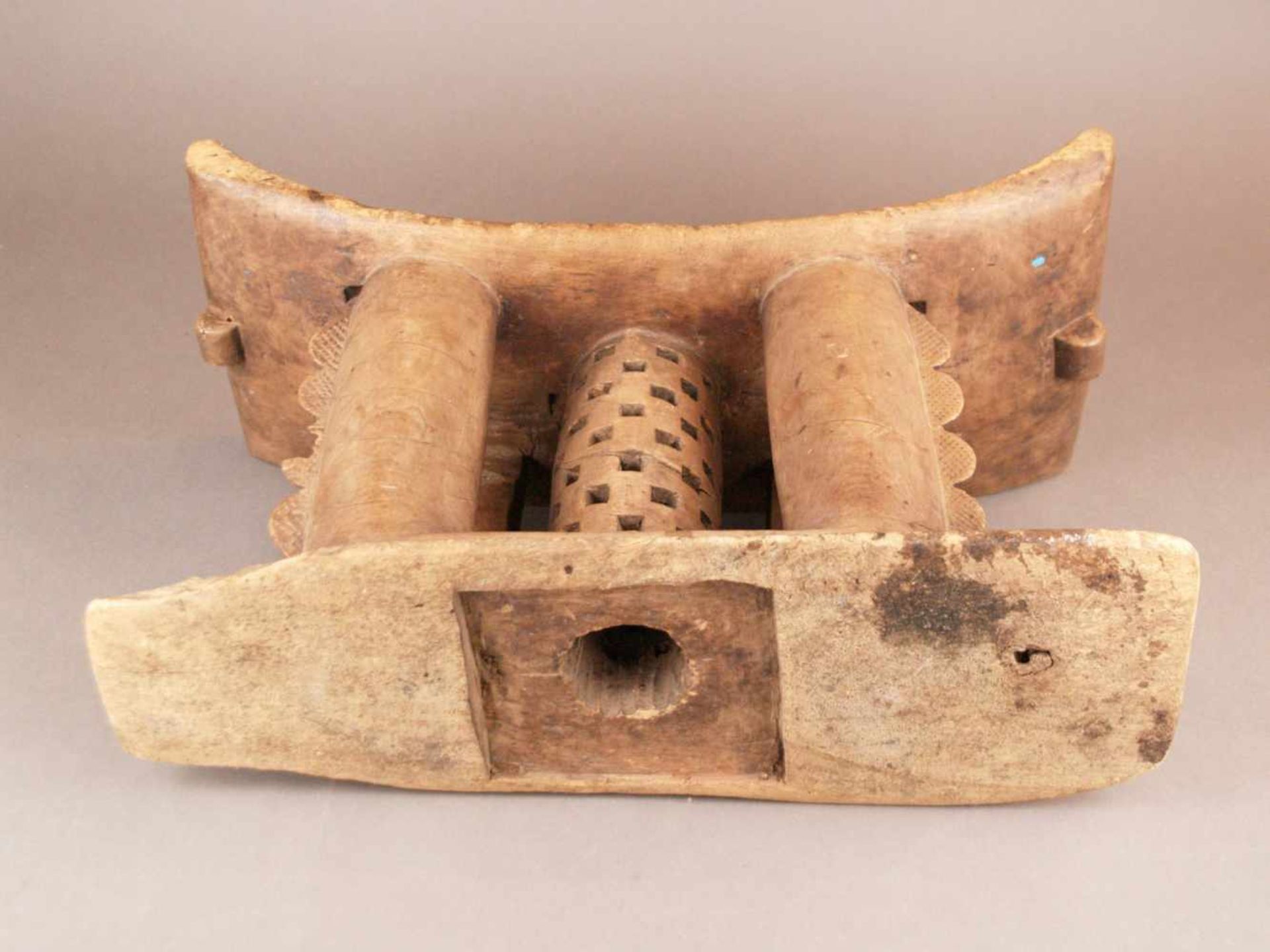 Afrikanischer Hocker - Ashanti, Ghana, wohl 19. Jh., Holz, aus einem Stück geschnitzt, - Bild 7 aus 7