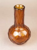 Glasvase - Pekingglas, bernsteinfarbenes Überfangglas, facettierte Flaschenvase, H.ca.21cmGlass vase