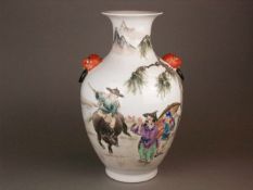 Vase - China 20.Jh., gebauchte Form mit Handhaben in Gestalt von beringten Löwenköpfchen, Dekor in