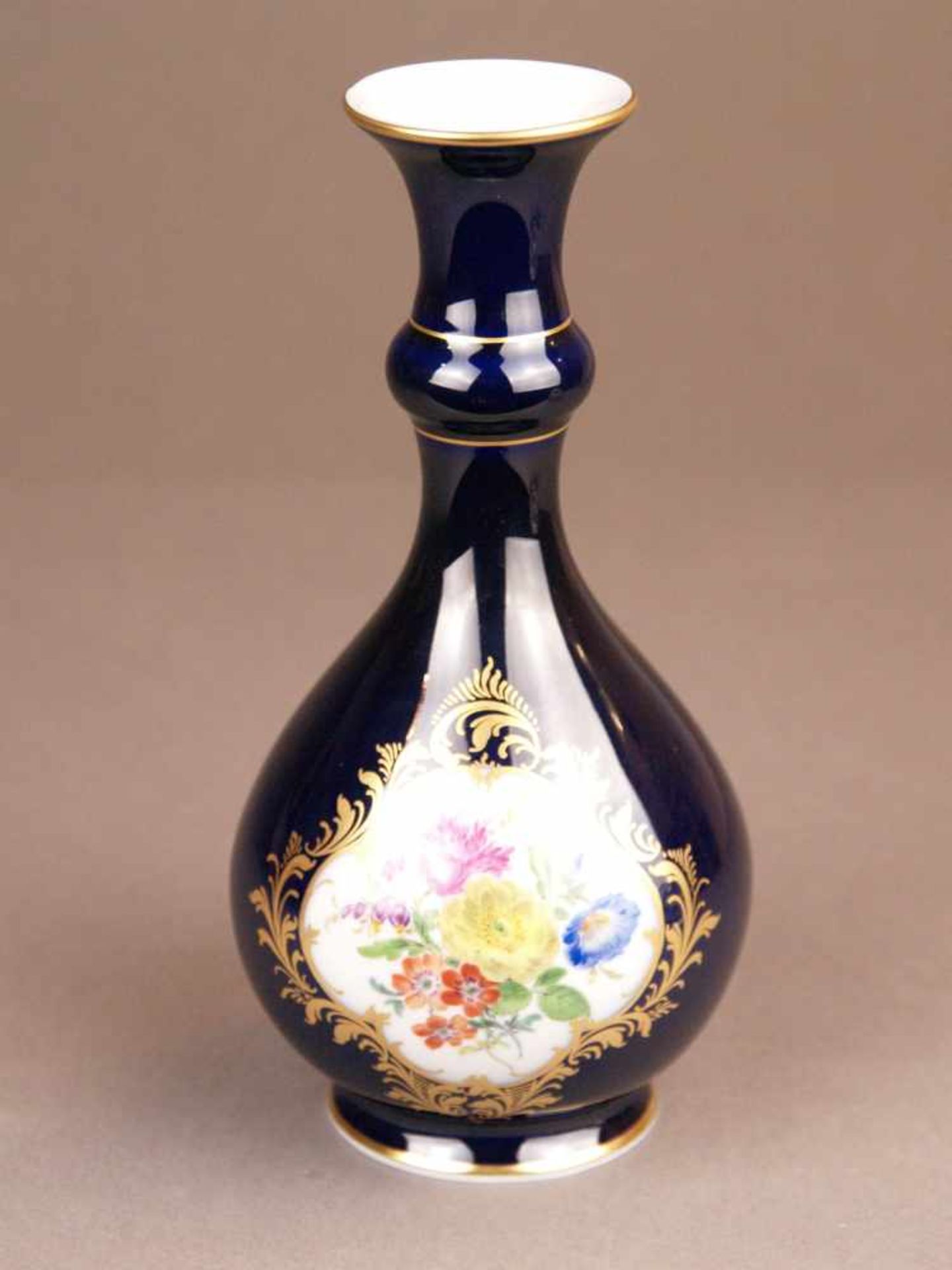 Zwei Vasen und Schale Meissen - unterglasurblaue Schwertermarken, Kobaltblauer Fond, in - Bild 8 aus 10