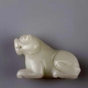 Miniatur-Wächterlöwe - China, vollrunde Jadeschnitzerei eines kauernden Löwen mit gebleckten Zähnen,