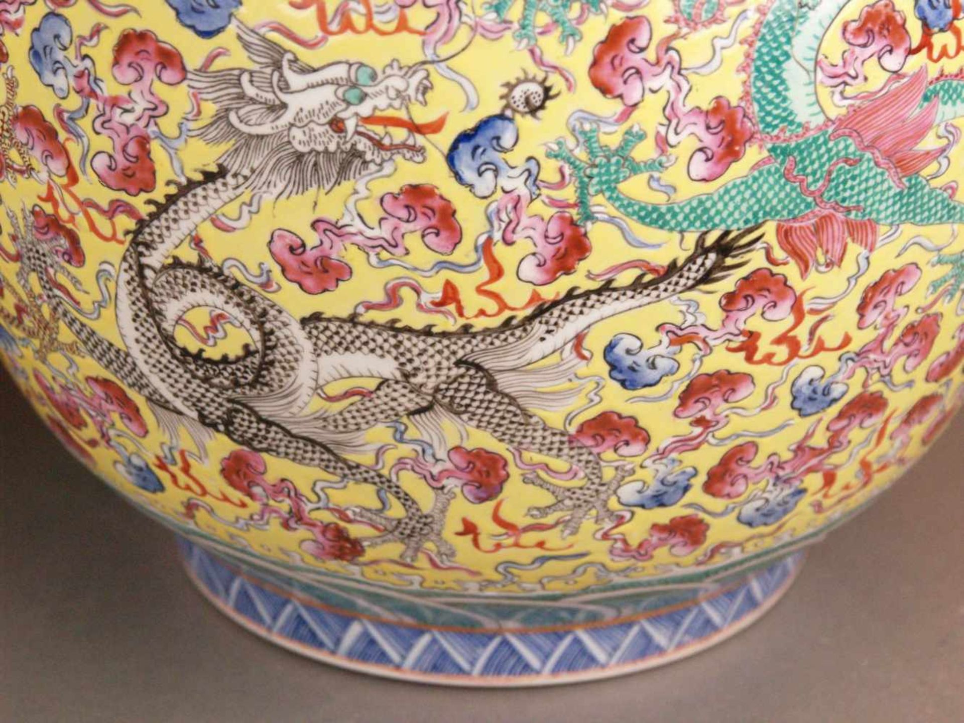 Paar Bodenvasen - China 20.Jh.,Tian qiu ping-Typus, üppiger Dekor in polychromen Emailfarben, auf - Bild 13 aus 15