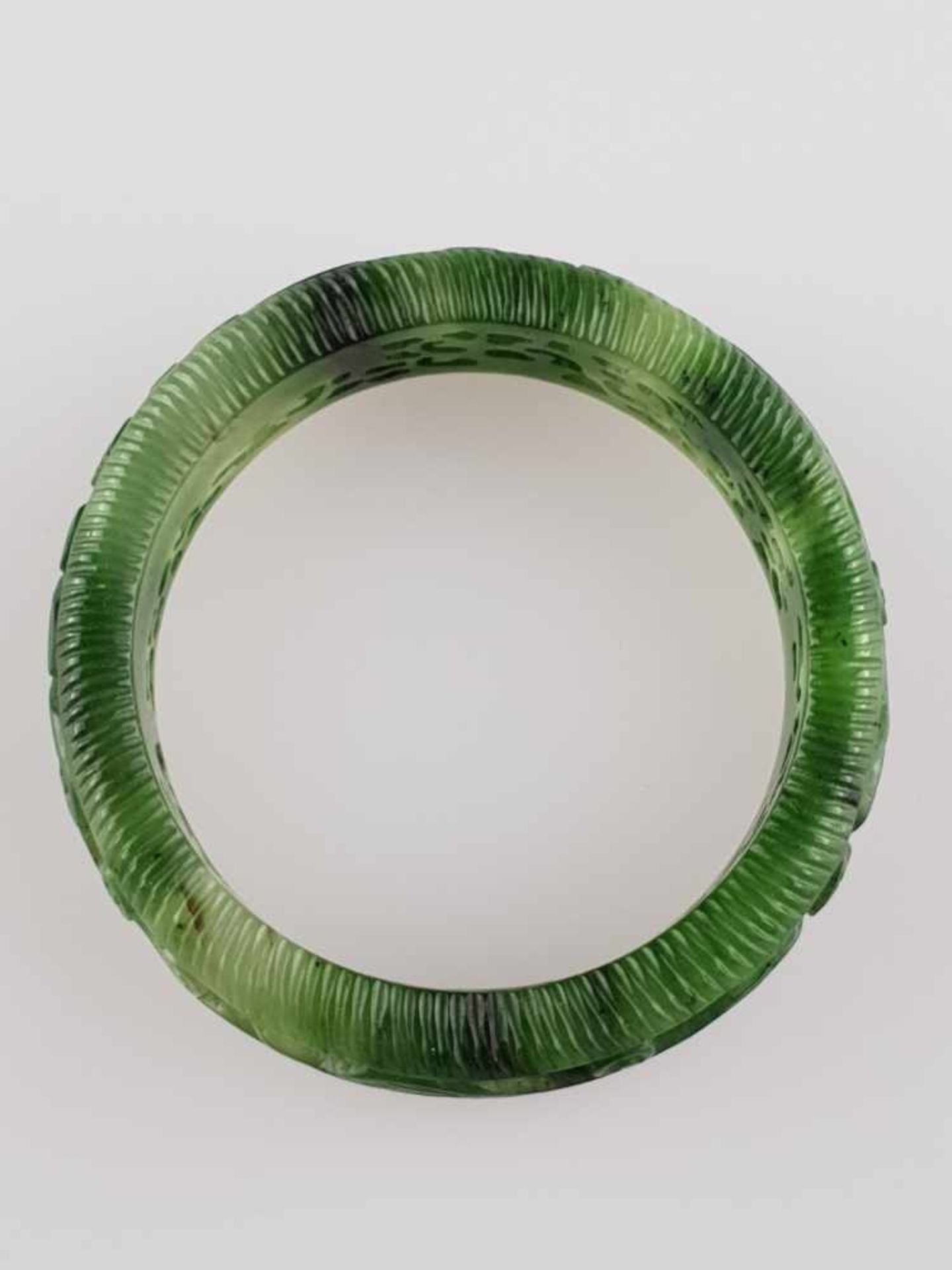 Jadearmreif - China, spinatgrüne Jade, filigrane Durchbrucharbeit mit Rankenmotiven, fein poliert, - Bild 2 aus 4