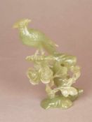 Chinesische Jadeschnitzerei - seladonfarbene Jade, vollplastischer Phönix auf Ast, darunter