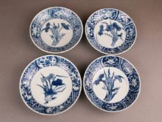 Vier Porzellanschalen - China, Qing-Dynastie, leicht gemuldete runde Schalen, Bemalung in Kobaltblau