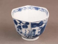 Kleine Teeschale mit Blau-Weiß-Dekor - China, Qing-Dynastie, ausgestellter Teebecher mit