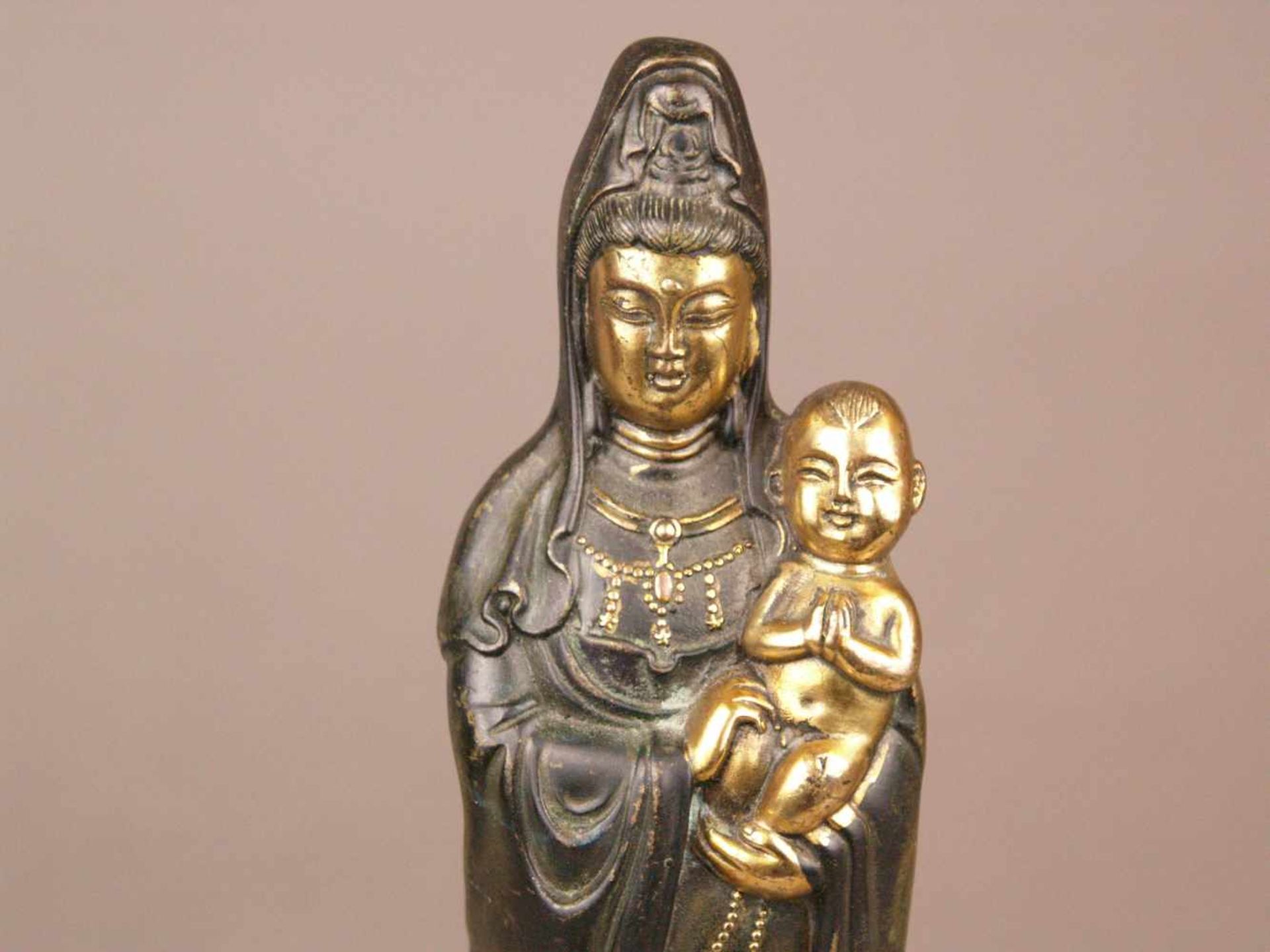 Songzi Guanyin - China, 20.Jh., Gelbbronze braun patiniert, teils poliert, die Göttin des - Bild 5 aus 9