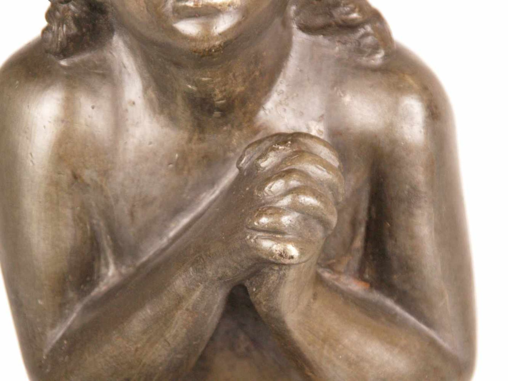 Betendes Kind - Galvanoplastik, bronzefarben patiniert, vollplastische Darstellung mit gefalteten - Image 5 of 7