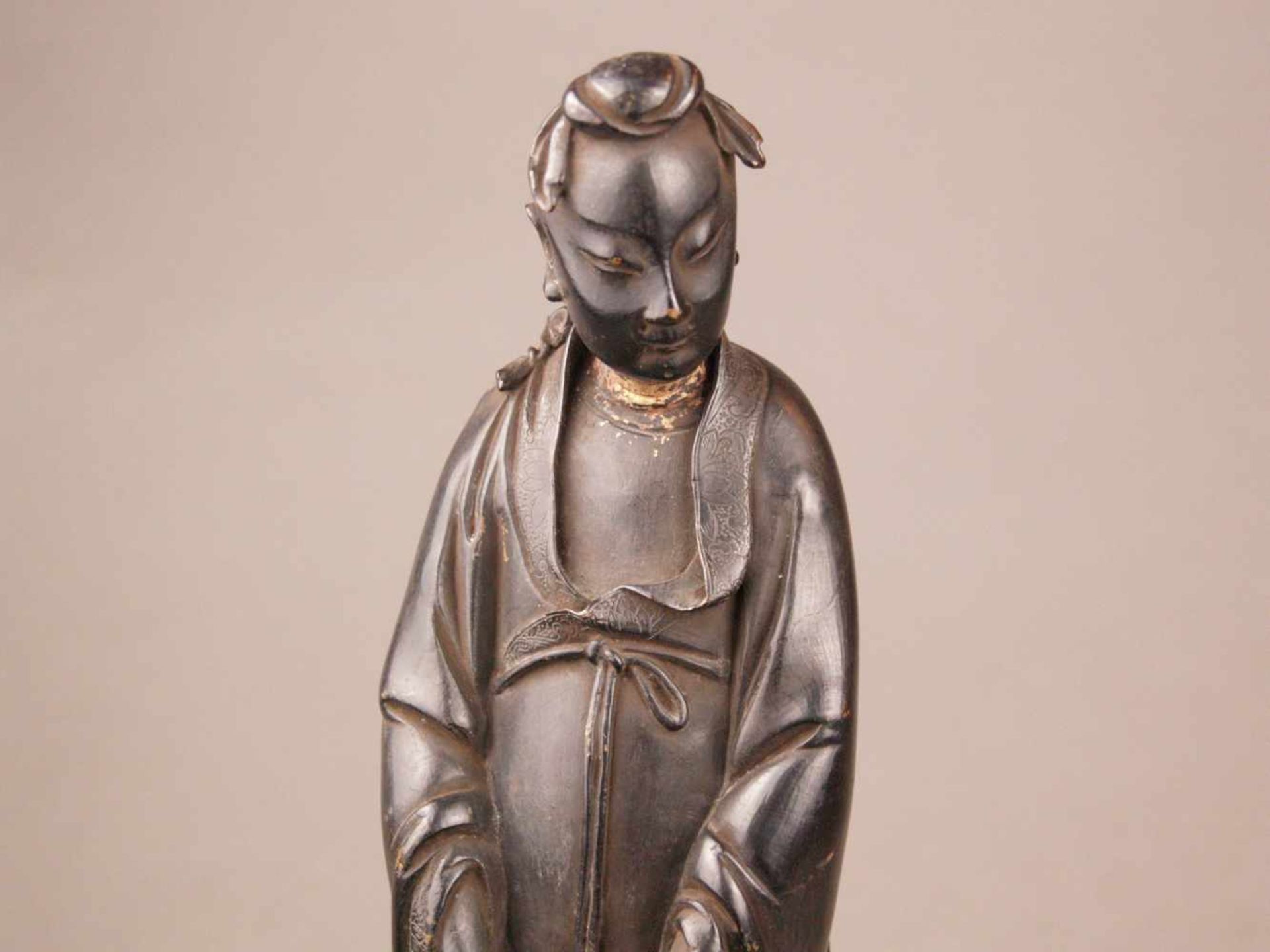 Bronzefigur - China, Bronze mit bräunlicher Patina und wenigen Goldlackresten, Stehende Dame mit - Bild 9 aus 10