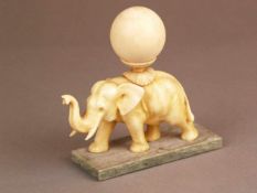 Elfenbeinschnitzerei "Elefant mit Kugel" - Indien ca.1920/30, vollplastische Darstellung eines