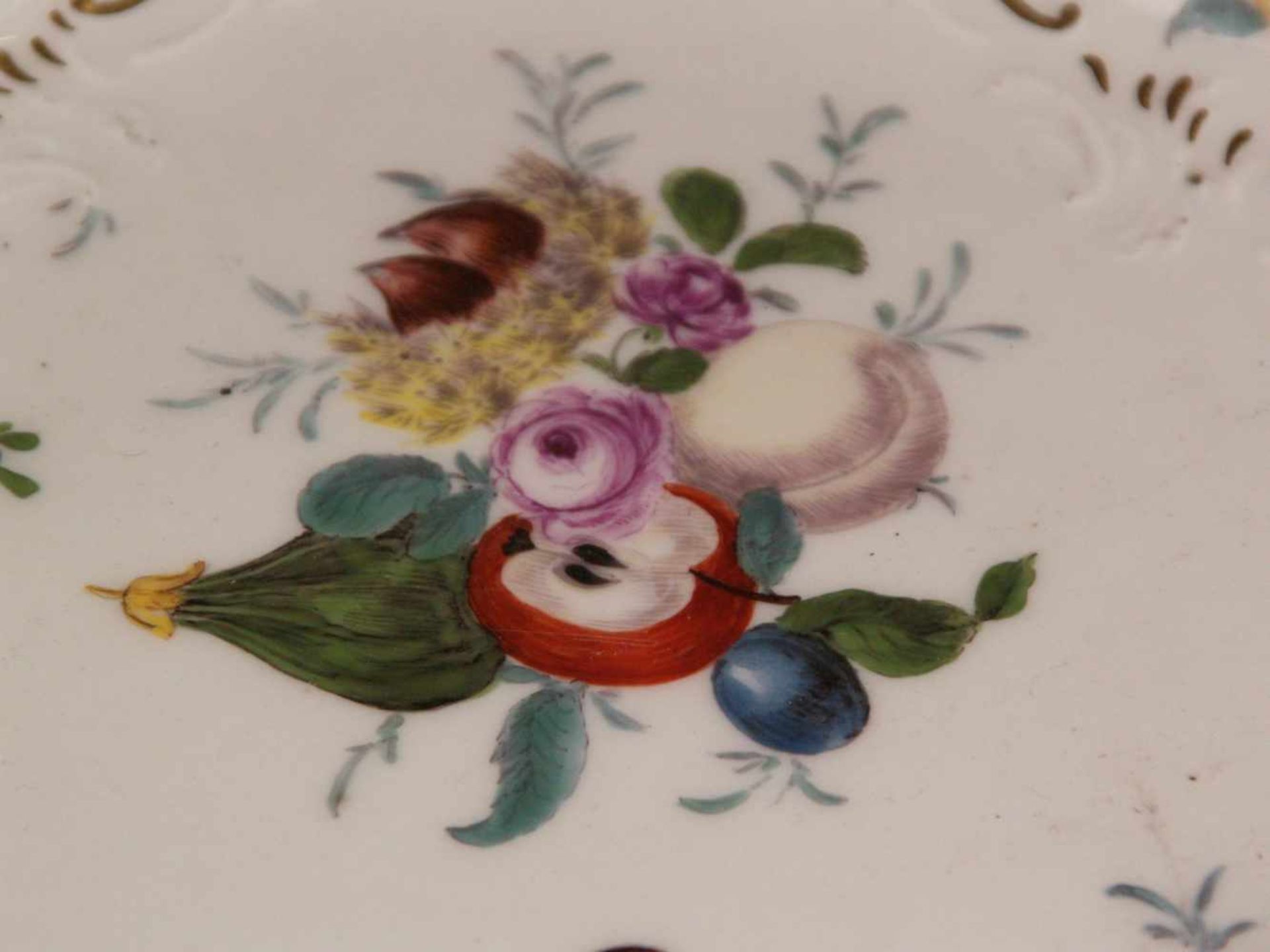 Zierteller Meissen - unterglasurblaue Schwertermarke, um 1810, floraler Reliefdekor, polychrom - Bild 2 aus 6