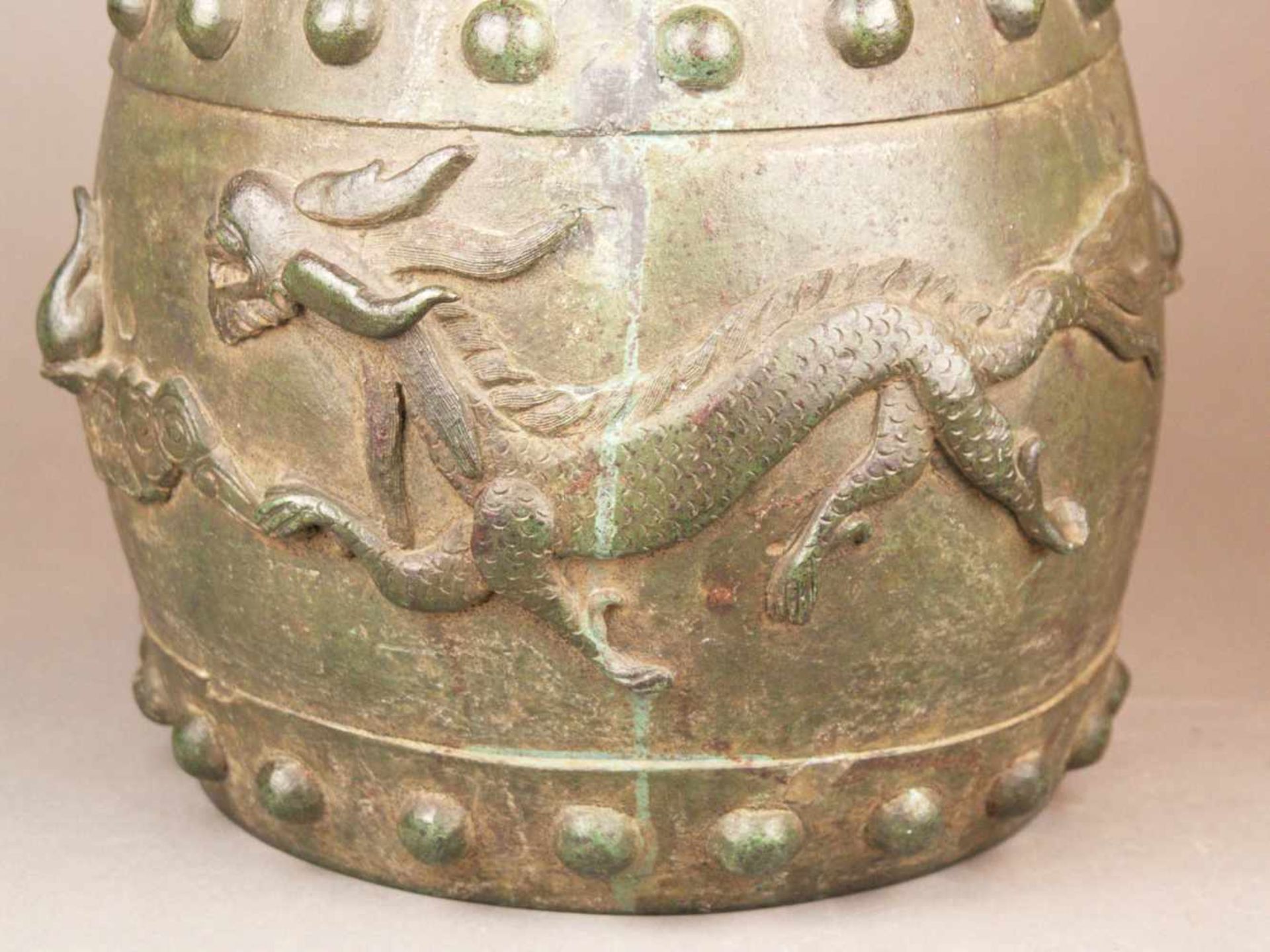 Bronzeglocke - Nordchina, 17.Jh., Bronze grün patiniert, Zylinderform mit runder Öffnung, - Bild 6 aus 10