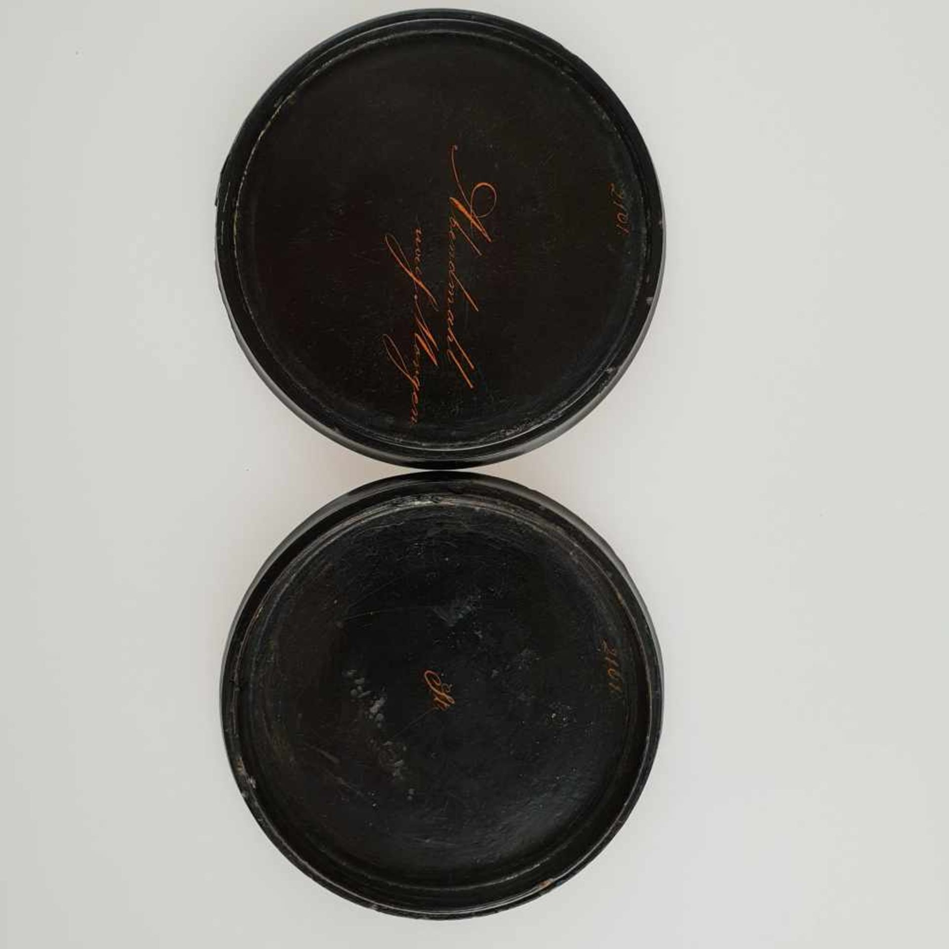 Schnupftabakdose - runde flache Dose, Papiermaché, schwarzer Lackgrund, polychrom bemalt mit " - Bild 4 aus 5