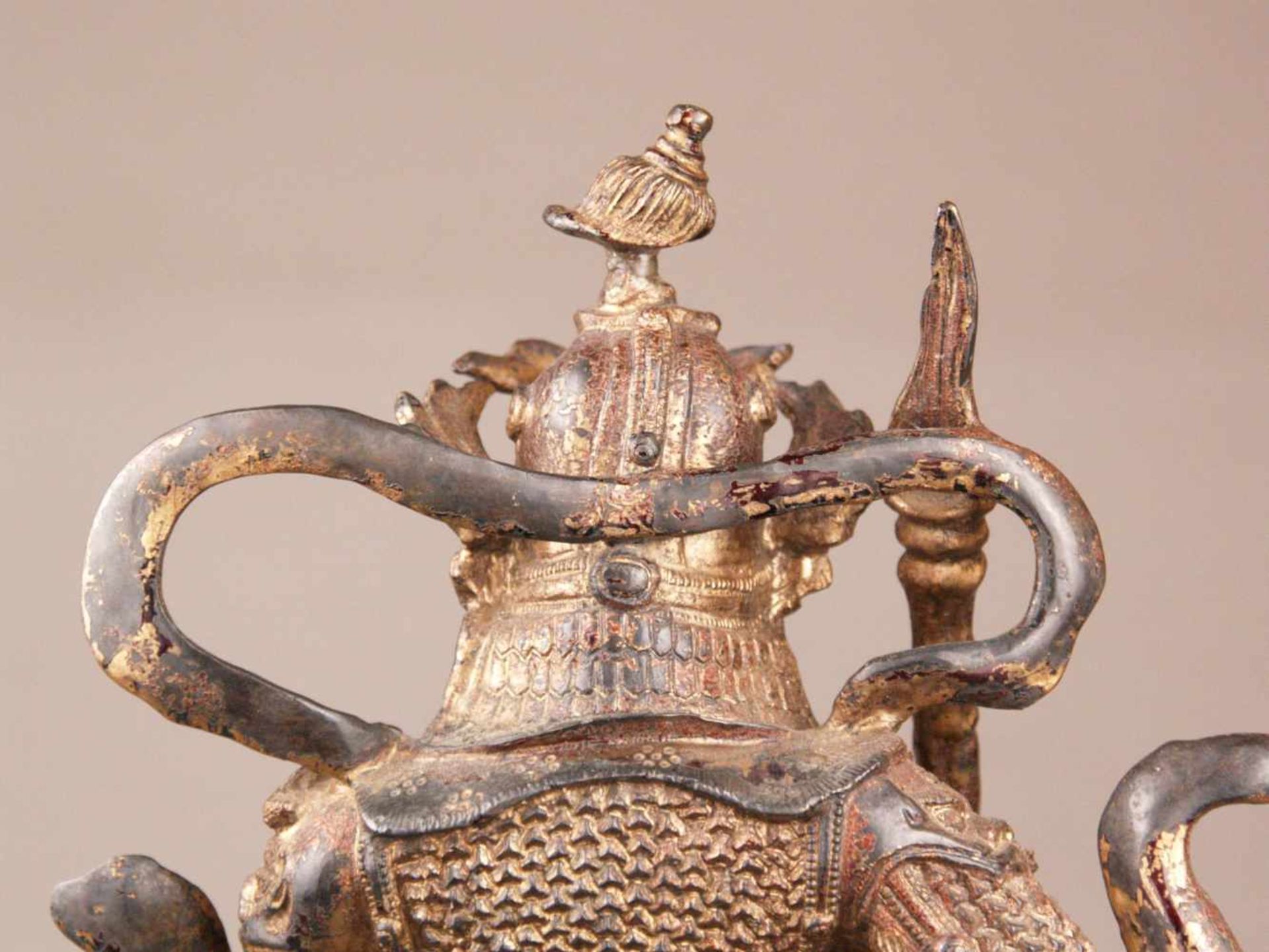Bronzefigur des Gottes Er-lang Shen - China, Bronze mit Goldlackfassung, in stehender Haltung auf - Bild 11 aus 13