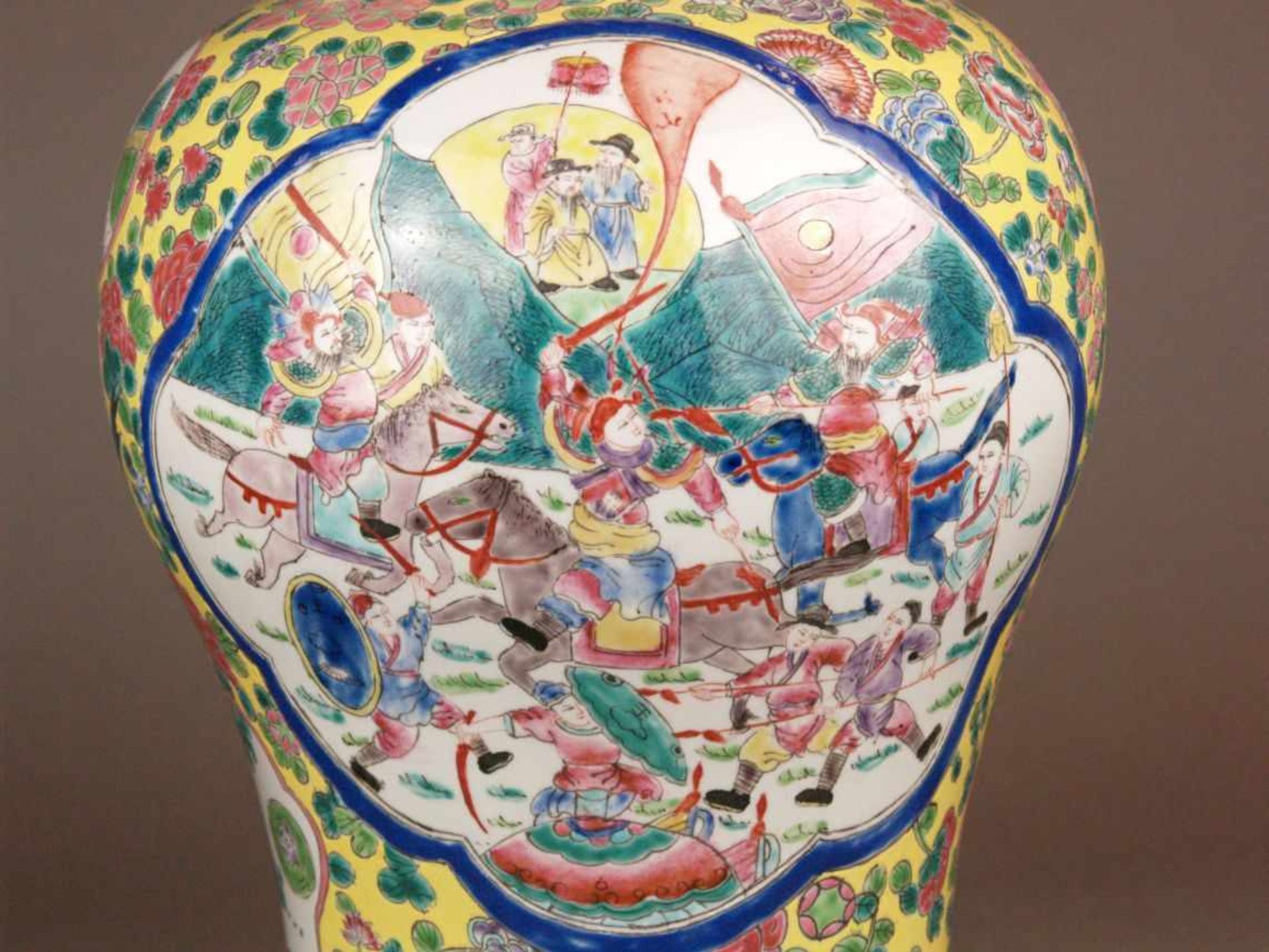 Deckelvase - China, dickwandiges Porzellan, leicht gebauchte Balusterform mit eingezogenem Hals, - Bild 6 aus 17