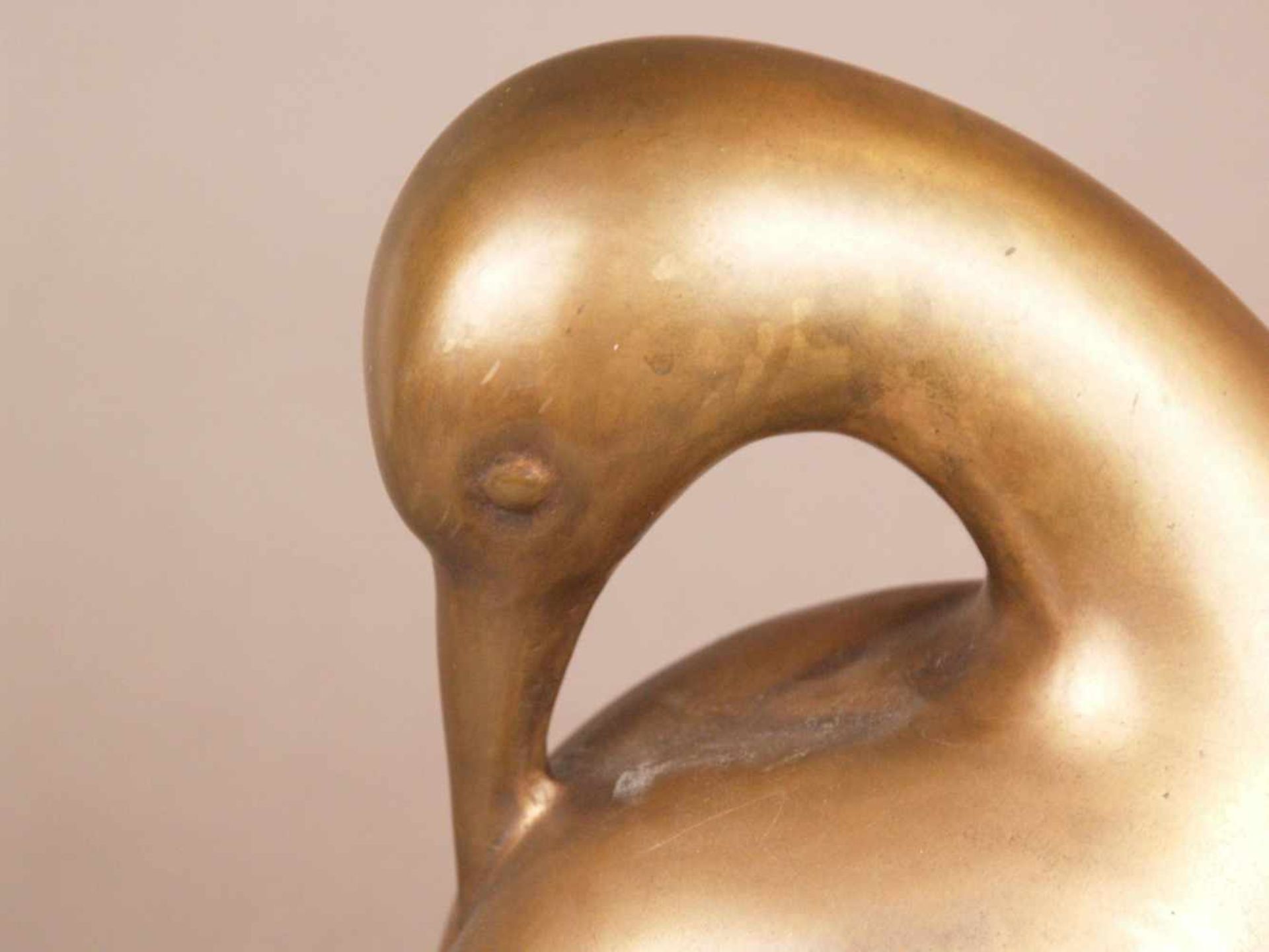 Hoffmann, Karl Josef (1925 -Attendorn-2017) - Vogelskulptur/ Ente bei der Gefiederpflege, Bronze, - Bild 3 aus 8