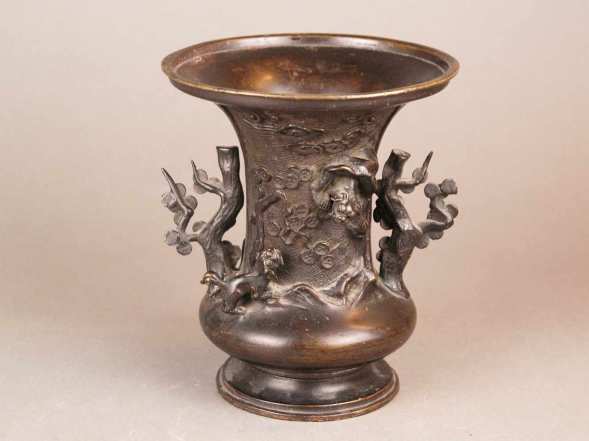 Bronzevase - Bronzegefäß gebaucht mit trompetenartig auslaufender Mündung und eingeschnürtem Fuß, am