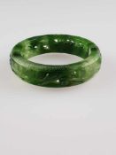 Jadearmreif - China, spinatgrüne Jade, filigrane Durchbrucharbeit mit Rankenmotiven, fein poliert,