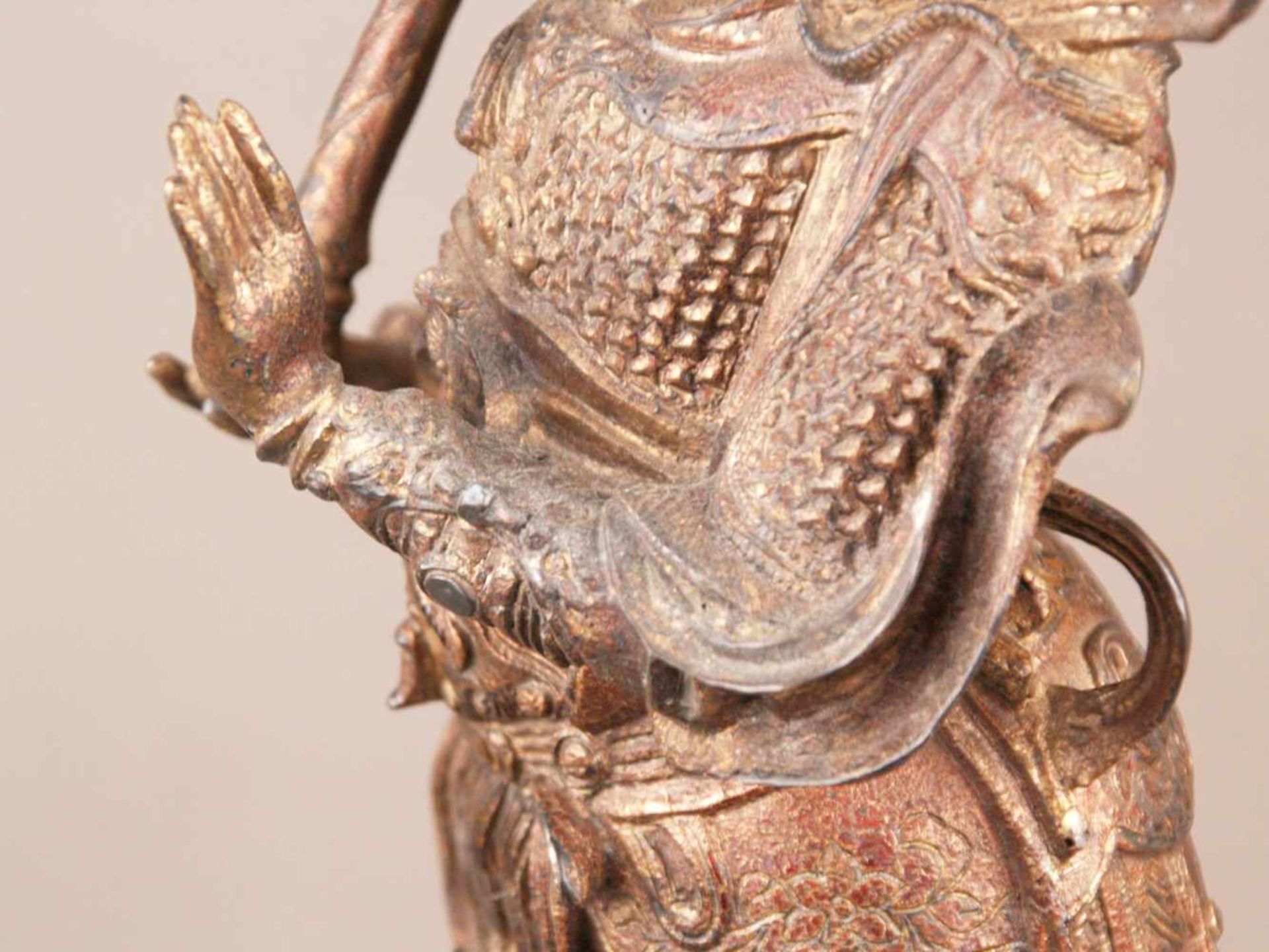 Bronzefigur des Gottes Er-lang Shen - China, Bronze mit Goldlackfassung, in stehender Haltung auf - Bild 6 aus 13