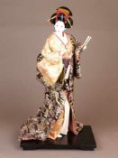 "Nishi"-Puppe - Japan, 20.Jh., stehende Geisha-Puppe mit anmutigem Gesichtsausdruck, bekleidet mit