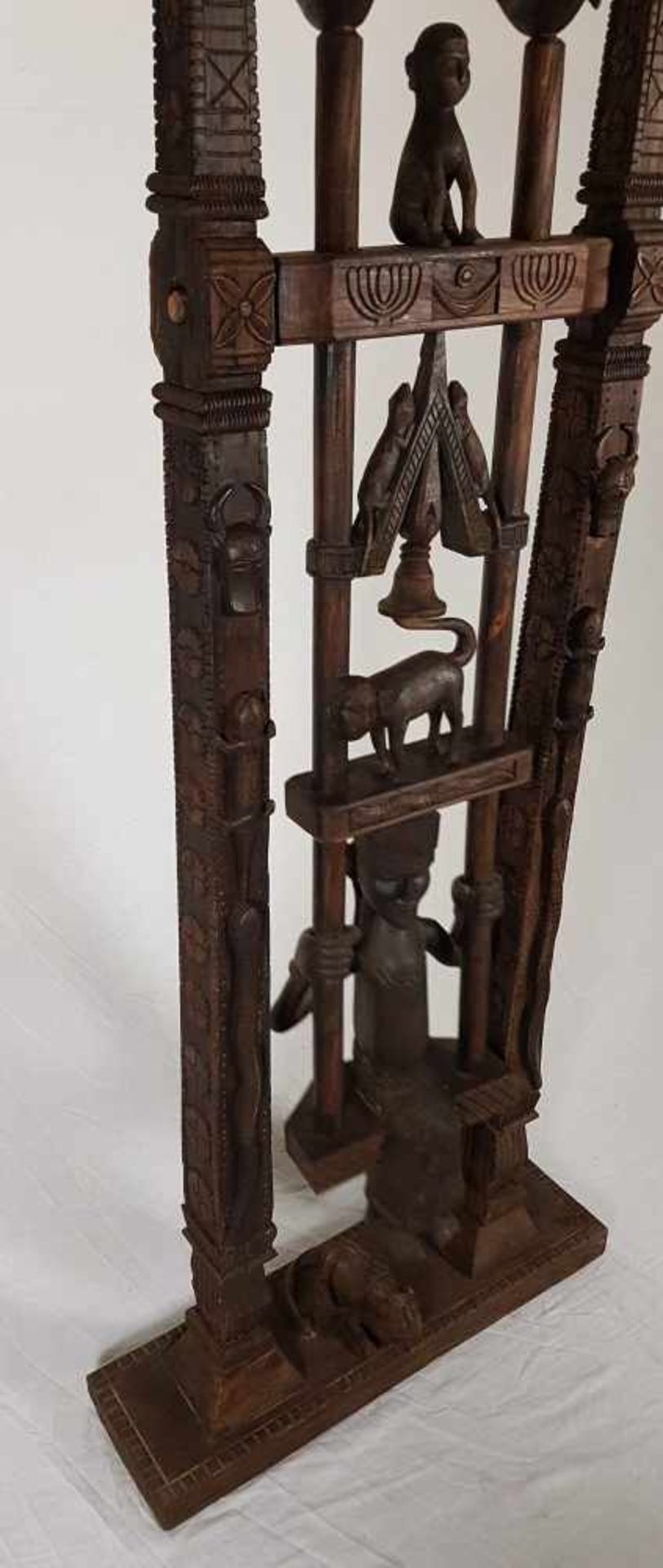 Afrikanische Holzskulptur - Holz beschnitzt,gebeizt,in Form einer frei schwingenden Schaukel, - Image 6 of 8