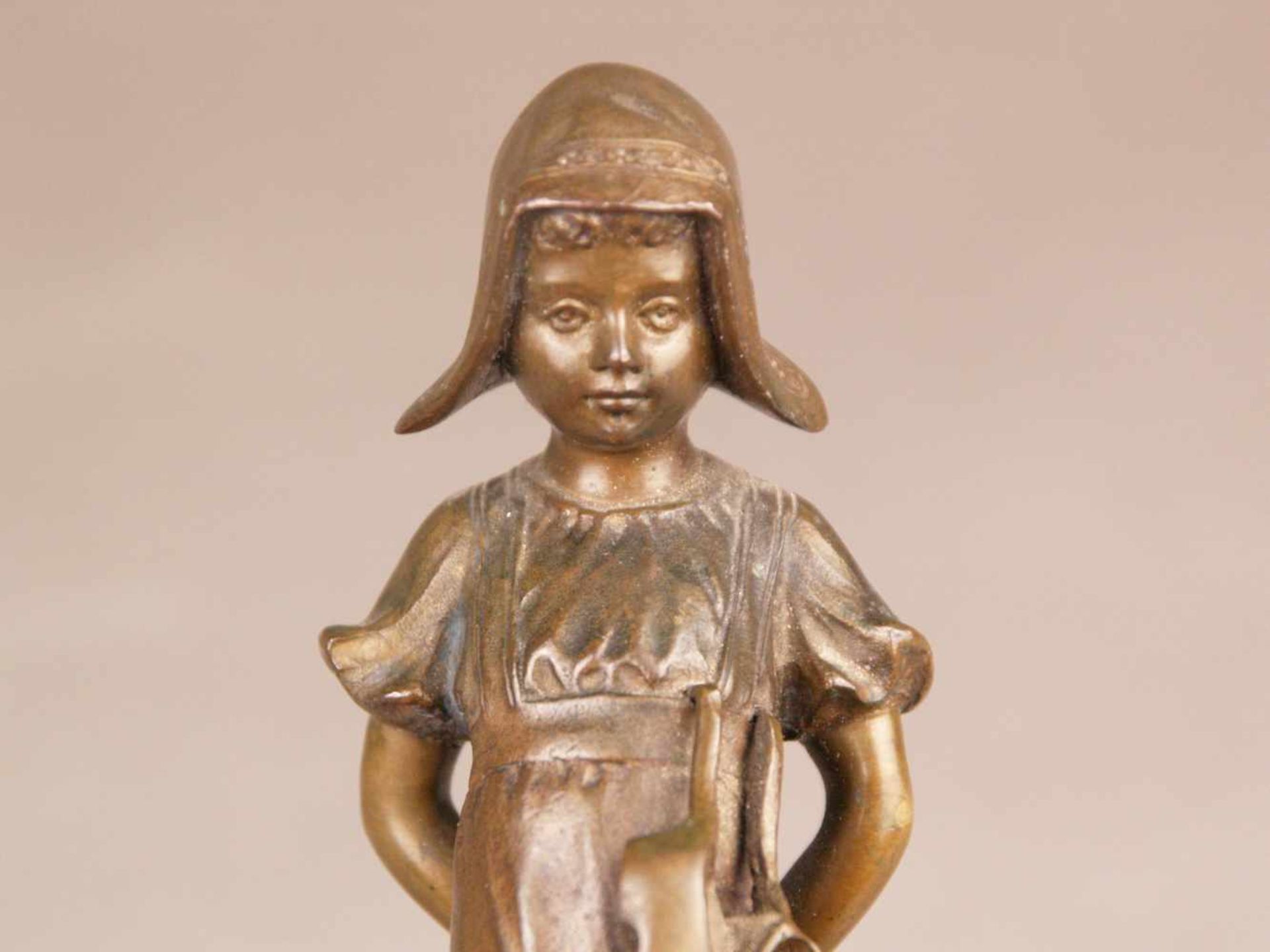 Pilar, J. (Wiener Bildhauer 1870 - 1930) Holländisches Mädchen mit Pantoffeln, Bronze, braun - Image 4 of 8