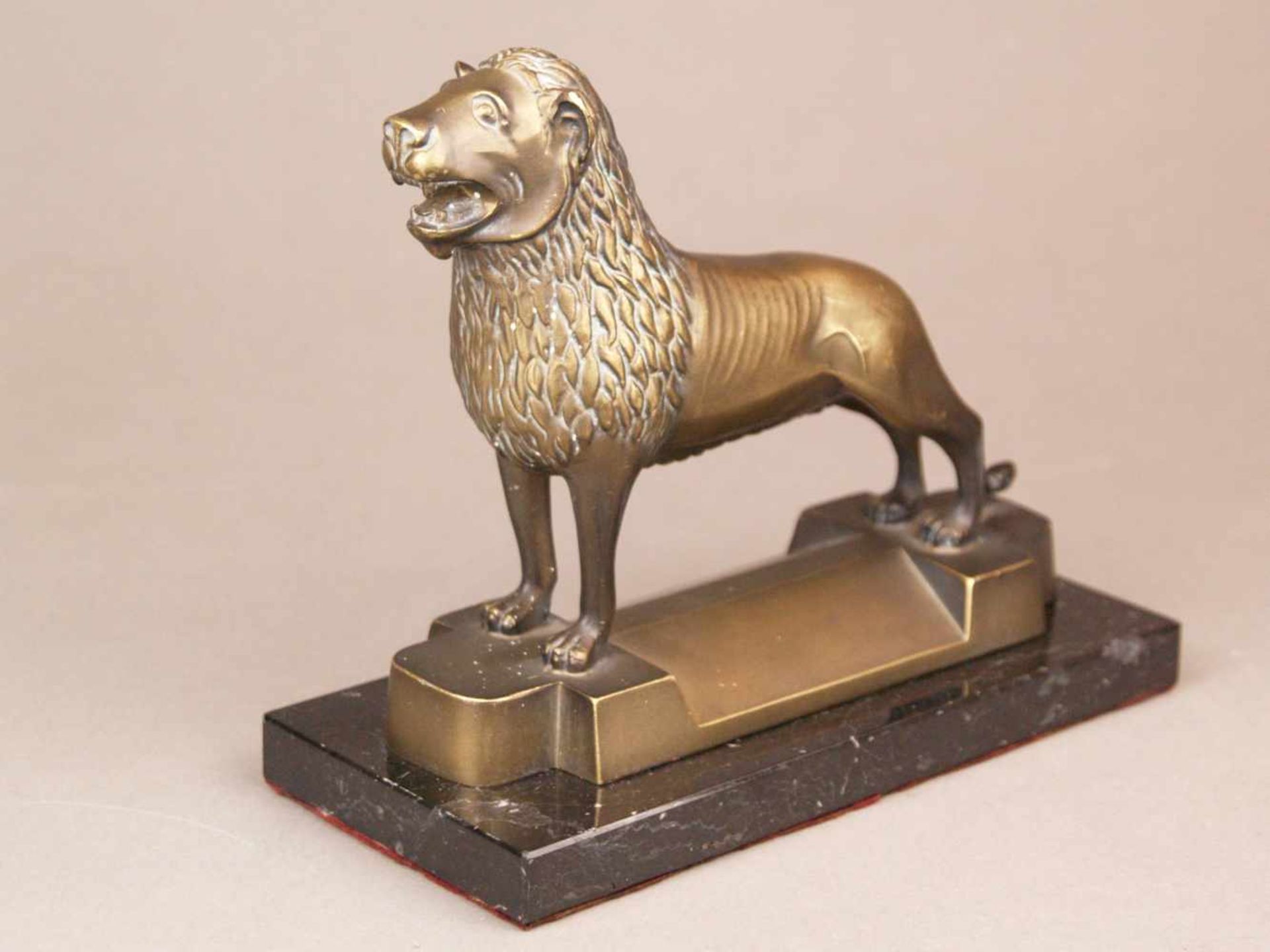"Braunschweiger Löwe" - Metallskulptur, bronziert, auf schwarzem Marmorsockel, auch als