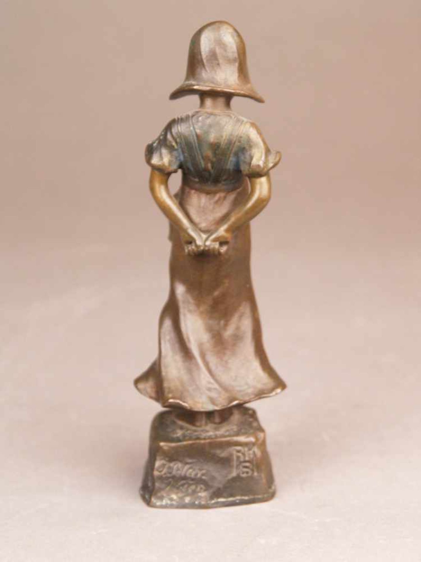 Pilar, J. (Wiener Bildhauer 1870 - 1930) Holländisches Mädchen mit Pantoffeln, Bronze, braun - Image 3 of 8