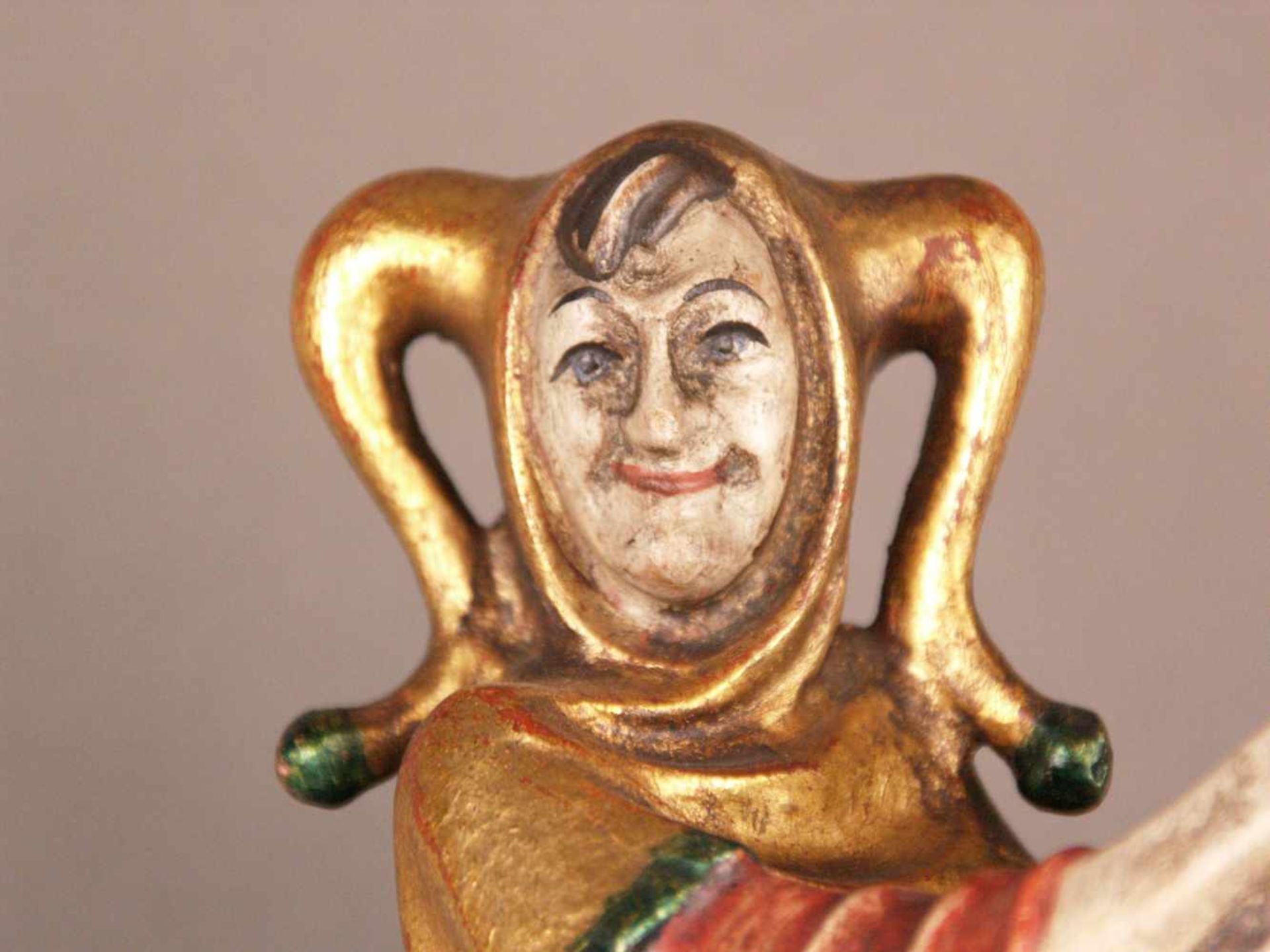 Bisenberger, Rudolf (20. Jh.) - Holzfigur Till Eulenspiegel, Holz, geschnitzt, farbig und gold - Image 3 of 7