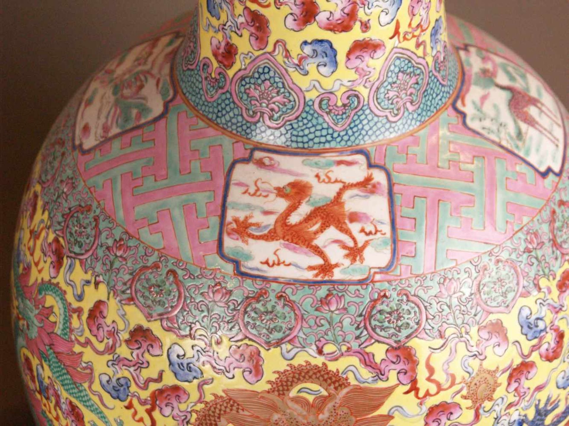 Paar Bodenvasen - China 20.Jh.,Tian qiu ping-Typus, üppiger Dekor in polychromen Emailfarben, auf - Bild 4 aus 15