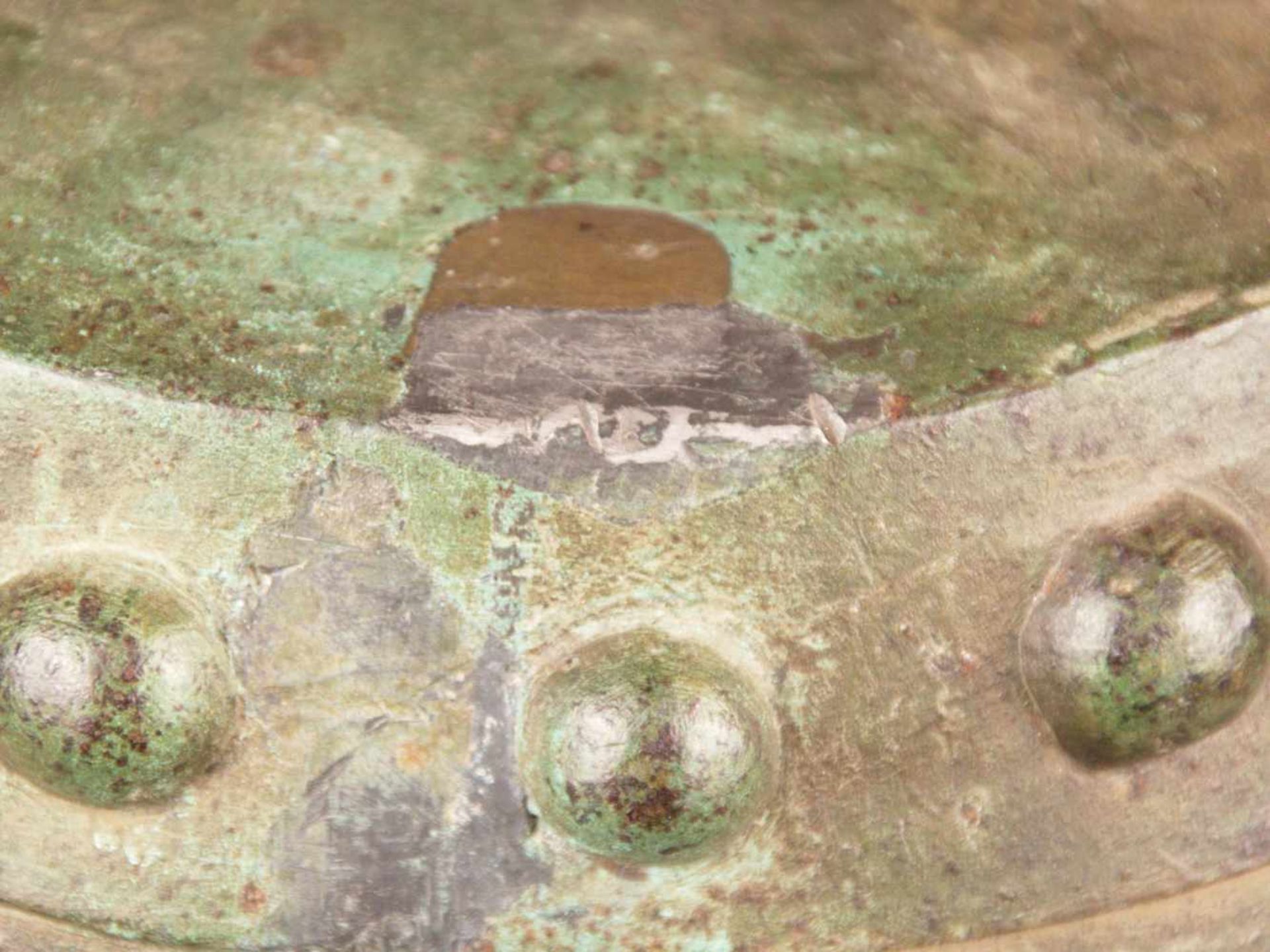 Bronzeglocke - Nordchina, 17.Jh., Bronze grün patiniert, Zylinderform mit runder Öffnung, - Bild 5 aus 10