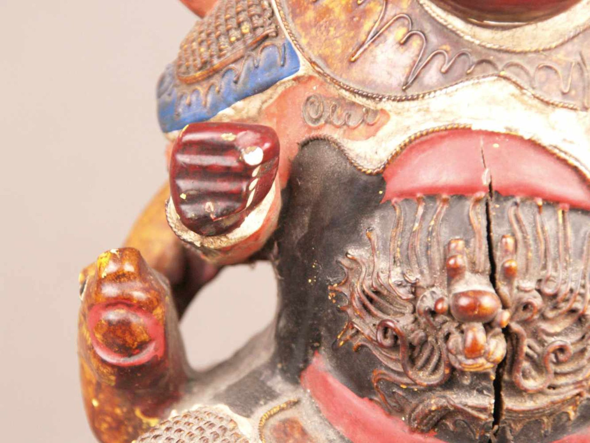 Figur des Kriegsgottes Guandi - China, im Stil der Ming-Zeit aber später (wohl 18.Jh.), Holz mit - Image 7 of 18