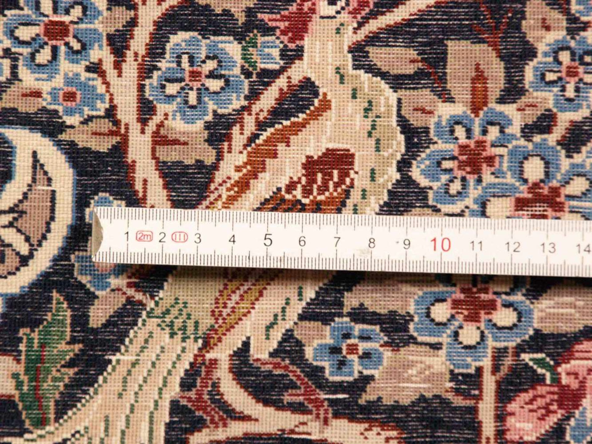 Orientteppich - Wolle und Seide, blaugrundig, zentrale florale Kartusche, gerahmt von Vögeln, - Bild 11 aus 11