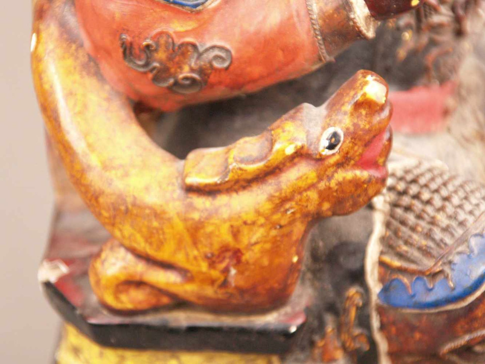 Figur des Kriegsgottes Guandi - China, im Stil der Ming-Zeit aber später (wohl 18.Jh.), Holz mit - Image 12 of 18