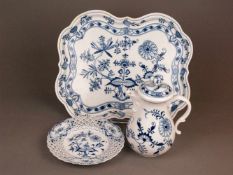 Konvolut Meissen - 3-tlg., blaues Zwiebelmuster, 1x geschweiftes Tablett, Schwertermarke, Stand