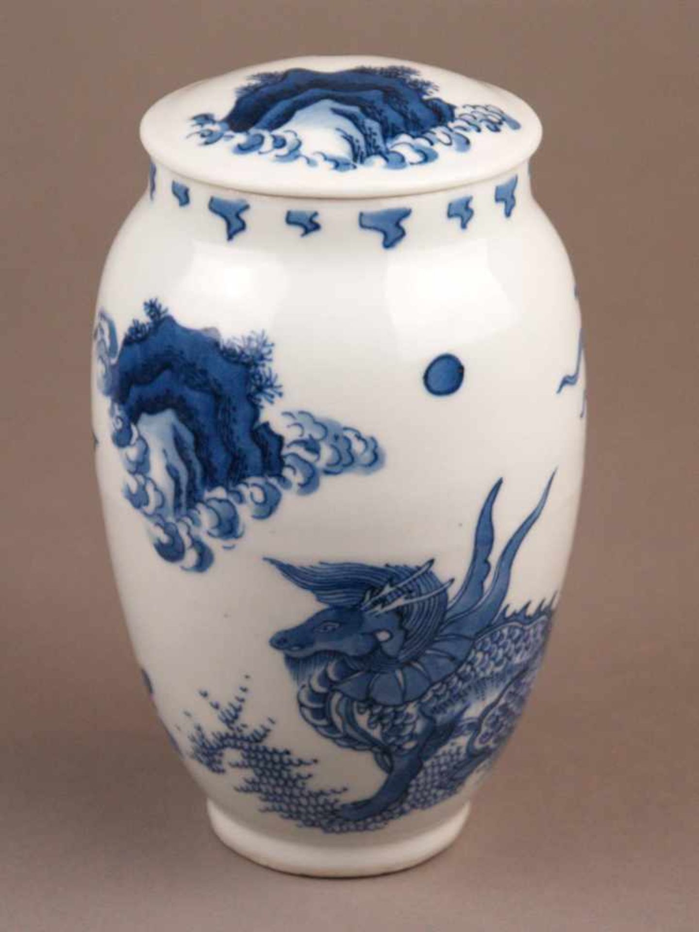 Blau-Weiß-Deckelvase - China, Balustervase mit flachem Steckdeckel, auf Wandung und Deckel