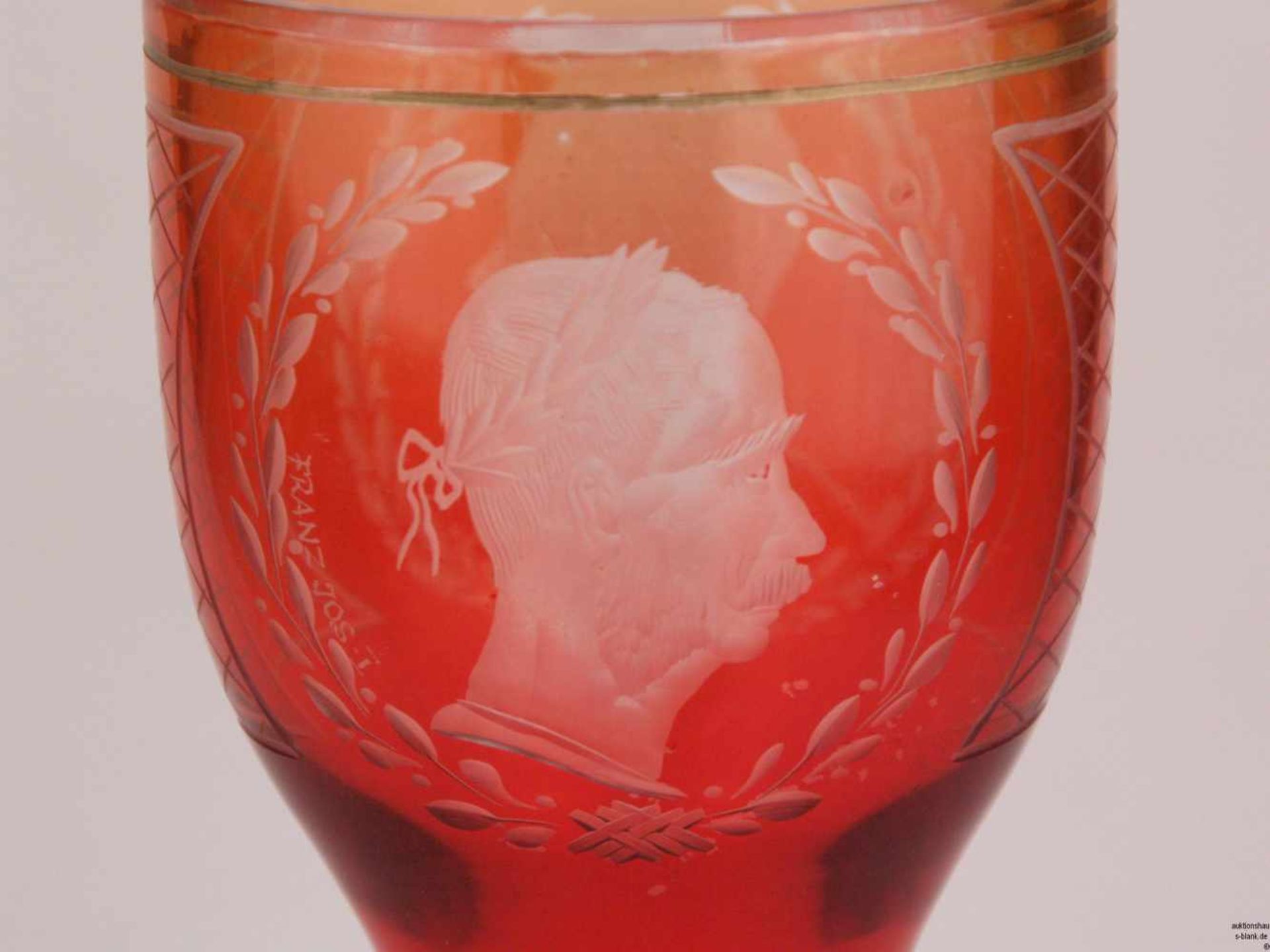 Pokalglas - Böhmen, rot, 6-eckiger Stand, Schaft facettiert, Ätzdekor mit Porträt von Kaiser Franz - Bild 2 aus 8