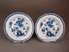 Paar Teller mit Blaumalerei - China, Qing-Dynastie, Dekor in Unterglasurblau: florale Motive sowie