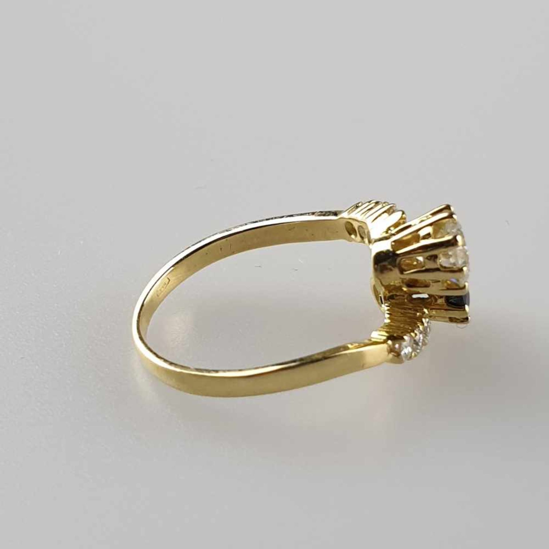 Diamant-Saphir-Ring - Gelbgold 750/000, besetzt mit einem Diamant in Brillantschliff von ca.0,45ct. - Bild 3 aus 5