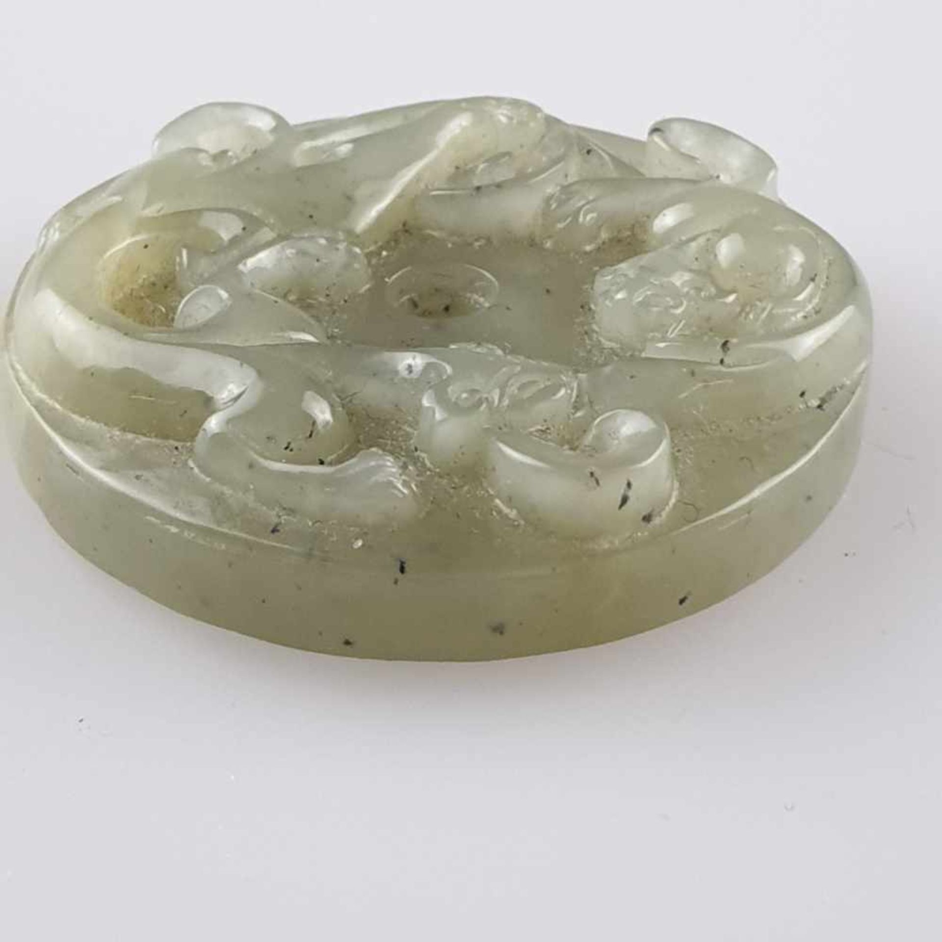 Bi-Scheibe - seladongrüne Nephritjade, beschnitzt mit zwei drachenartigen Pixiu,Dm.ca.4,7cm, Gewicht - Bild 7 aus 7